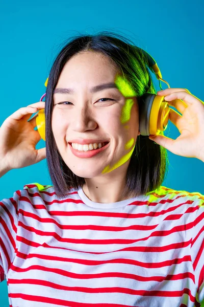 Γαλήνια Ασιατική Γυναίκα Απομονωμένη Μπλε Φόντο Ακούγοντας Μουσική Ακουστικά Bluetooth — Φωτογραφία Αρχείου
