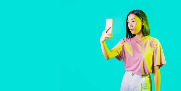 使用智能手机隔离的年轻亚洲女性 在复制空间背景下自拍或视频 — 图库照片