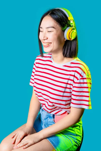 Giovane Donna Asiatica Indossa Cuffie Bluetooth Wireless Ascoltare Musica Ridendo — Foto Stock