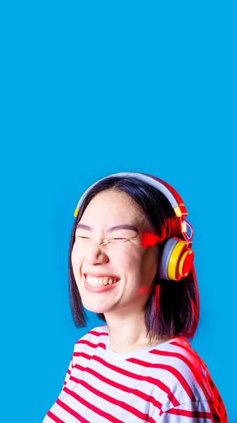 Serene Asiatic Woman Isolated Listening Music Bluetooth Headphones Smiling Vertical — Stock Photo, Image