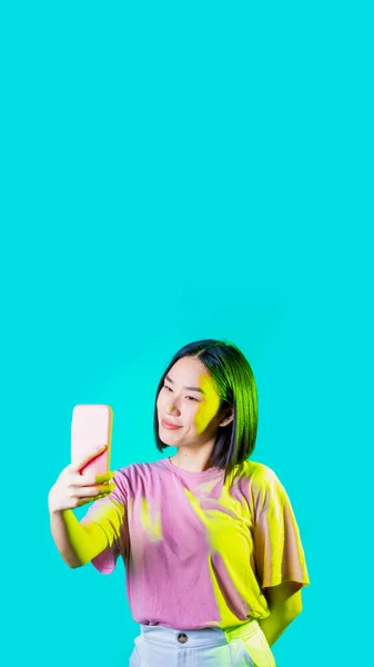 Jonge Asiatische Vrouw Geïsoleerd Met Behulp Van Smartphone Selfie Videocalling — Stockfoto