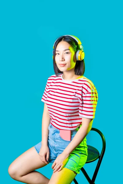 Genç Asyalı Kadın Pozitif Gülümseyen Kablosuz Kulaklıklar Dinleyerek Izole Edilmiş — Stok fotoğraf