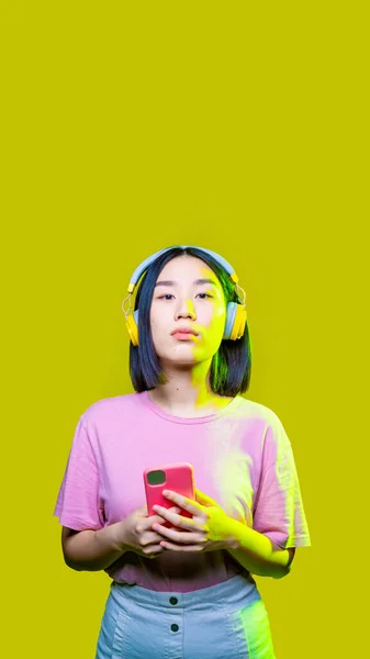 Jonge Asiatische Vrouw Binnen Geïsoleerde Holding Smartphone Het Dragen Van — Stockfoto