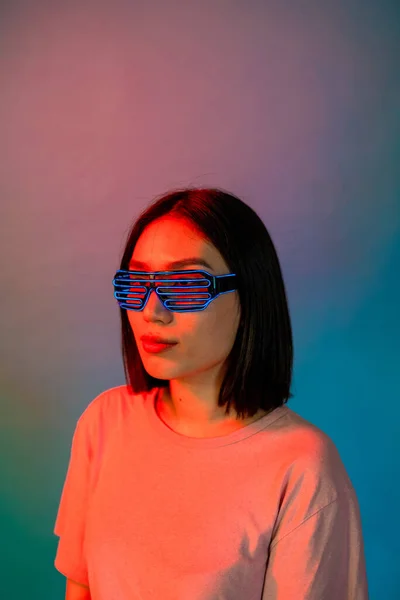 Junge Frau Mit Futuristischer Science Fiction Brille Auf Blauem Hintergrund — Stockfoto