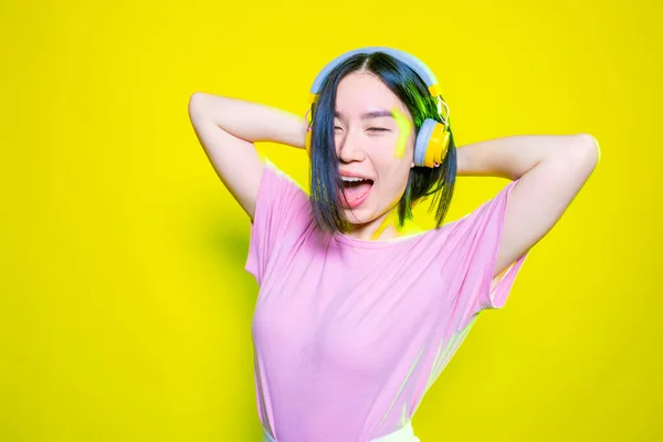 Jonge Asiatische Vrouw Luisteren Muziek Lachen Geïsoleerde Achtergrond — Stockfoto