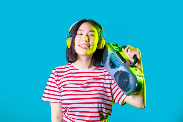 Giovane Donna Asiatica Isolato Ascoltare Musica Tenendo Boombox Ascoltare Musica — Foto Stock
