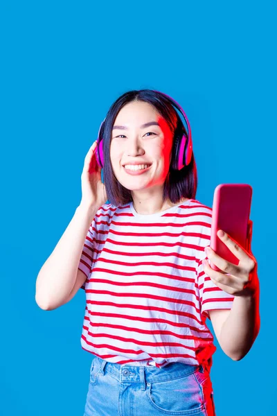 Νεαρή Ασιάτισσα Απομονωμένη Ακουστική Μουσική Ασύρματα Ακουστικά Λήψη Selfie Χρησιμοποιώντας — Φωτογραφία Αρχείου