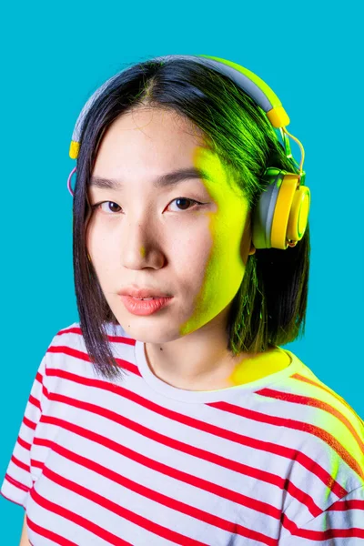 Portret Jong Asiatische Vrouw Geïsoleerd Luisteren Muziek Draadloos Hoofdtelefoon Serieus — Stockfoto
