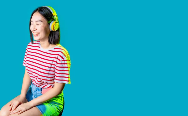 Mujer Asiática Joven Que Usa Auriculares Inalámbricos Escuchando Música Riendo — Foto de Stock