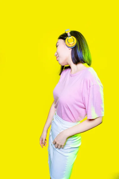 Jonge Asiatische Vrouw Luisteren Muziek Koptelefoon Dansen Geïsoleerd Met Vertrouwen — Stockfoto