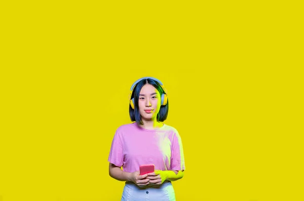 Junge Asiatische Frau Drinnen Isoliert Hintergrund Hält Smartphone Web Surfen — Stockfoto