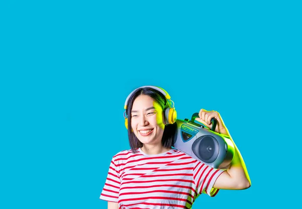 Jonge Asiatische Vrouw Geïsoleerd Luisteren Muziek Met Boombox Draadloze Hoofdtelefoon — Stockfoto