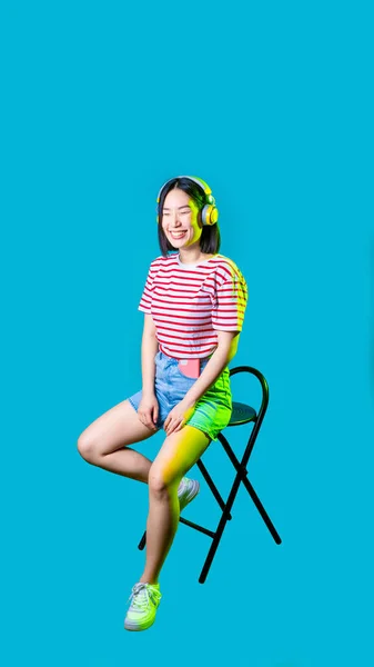 Νεαρή Ασιάτισσα Που Φοράει Ασύρματα Ακουστικά Ακούγοντας Μουσική Γελώντας Χαμόγελο — Φωτογραφία Αρχείου