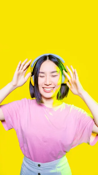 Mujer Asiática Joven Escuchando Auriculares Música Aislados Con Confianza Sonriendo — Foto de Stock