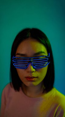 Mavi arka planda fütüristik meta-kurgu gözlük takan genç bir kadın, dikey pankart.