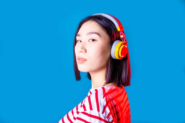 Retrato Joven Asiática Mujer Aislada Escuchar Música Auriculares Inalámbricos Graves — Foto de Stock