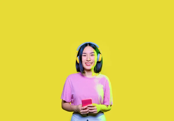 Jeune Femme Asiatique Intérieur Fond Isolé Tenant Smartphone Surf Web — Photo