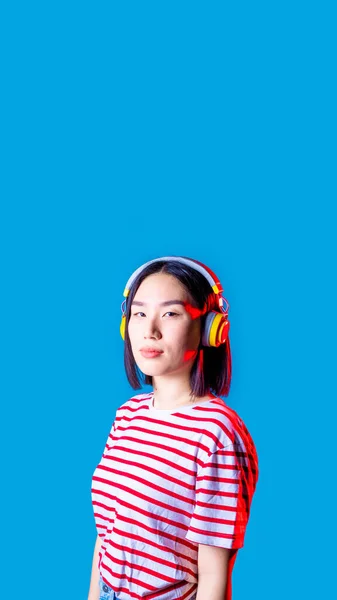 Portret Jonge Asiatische Vrouw Geïsoleerde Achtergrond Luisteren Muziek Draadloze Hoofdtelefoon — Stockfoto