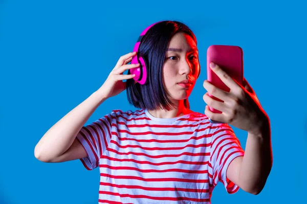 Νεαρή Ασιάτισσα Απομονωμένη Χρησιμοποιώντας Smartphone Που Βγάζει Selfie Βιντεοσκόπηση — Φωτογραφία Αρχείου