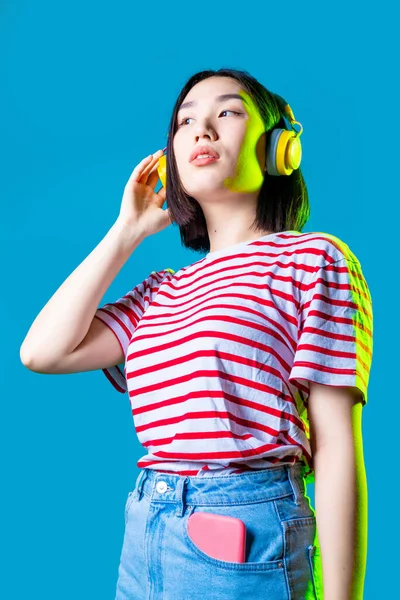 Jeune Femme Asiatique Écoutant Musique Écouteurs Danse Isolé Rêveur — Photo
