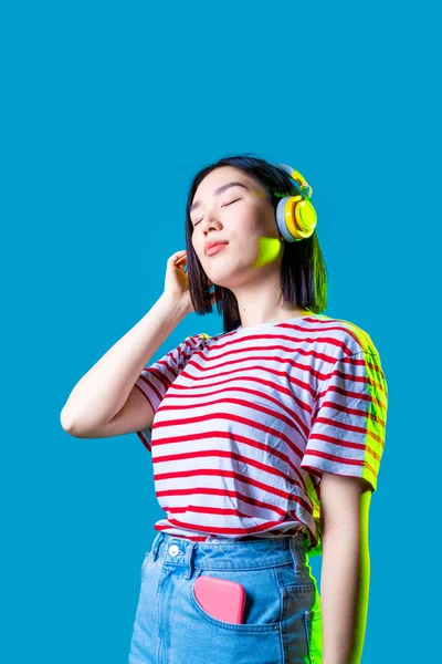 Jeune Femme Asiatique Écoutant Musique Écouteurs Danse Isolé Avec Les — Photo