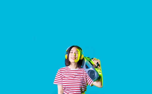 Νεαρή Ασιατική Γυναίκα Απομονωμένη Ακούγοντας Μουσική Κρατώντας Boombox Ασύρματα Ακουστικά — Φωτογραφία Αρχείου