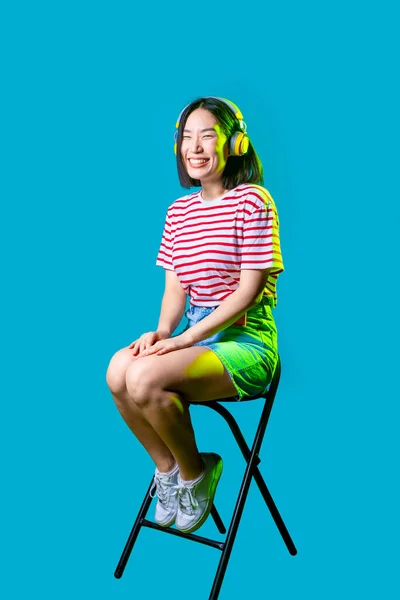 Giovane Donna Asiatica Indossa Cuffie Wireless Ascoltare Musica Ridere Sorriso — Foto Stock