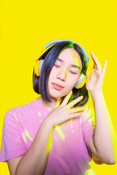 Junge Asiatin Hört Musik Kopfhörer Und Tanzt Isoliert Mit Selbstbewusster — Stockfoto