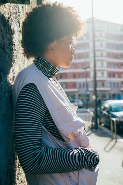 Jovem Raça Mista Pensativo Cabelo Encaracolado Mulher Posando Livre Cidade — Fotografia de Stock