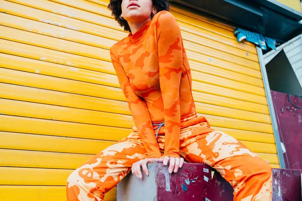 Midsection genç melez kadın açık havada poz veriyor. Ciddi ve kendinden emin.