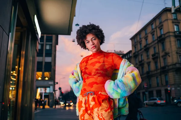 Junge Frau Mit Gemischtem Rasse Posiert Draußen Der Stadt Und — Stockfoto