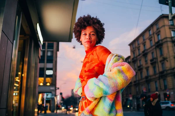Perempuan Muda Ras Campuran Berpose Luar Ruangan Kota Melihat Kamera — Stok Foto