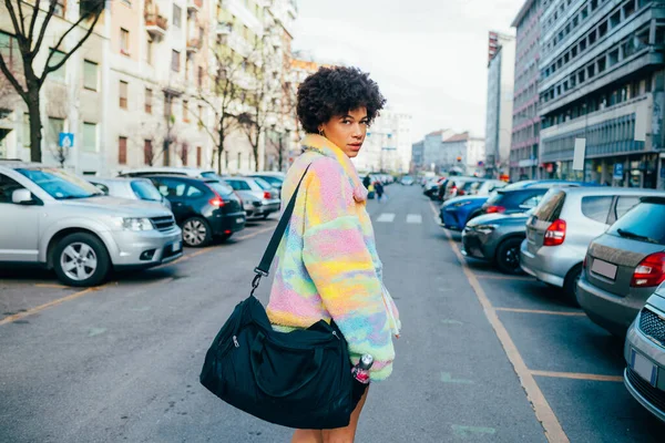 Deportiva Mujer Joven Negra Caminando Aire Libre Sosteniendo Bolso Lona —  Fotos de Stock