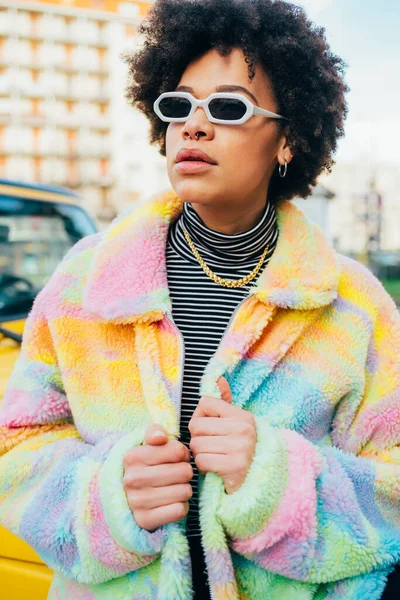 Fresco Giovane Donna Nera Afro Acconciatura Riccia Posa All Aperto — Foto Stock