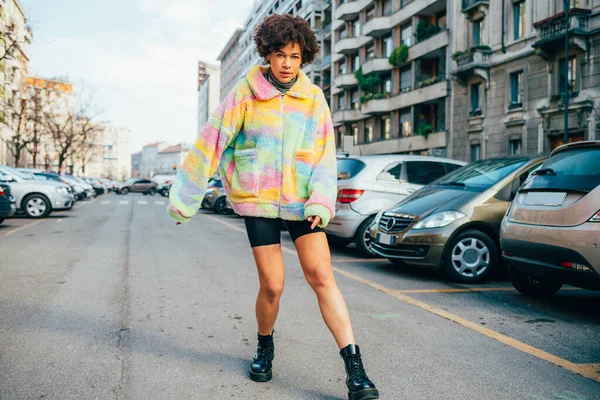 Jovem Preto Curly Cabelo Dançarino Performer Dançando Livre Cidade Sentindo — Fotografia de Stock