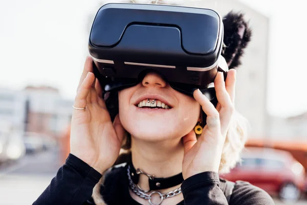 Portrait Young Diverse Woman Using Goggles Enjoying Cyberspace Alternative Metaverse — Stock Photo, Image