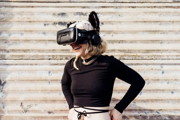 Lächeln Junge Frau Freien Spaß Mit Virtual Reality Brille Genießen — Stockfoto