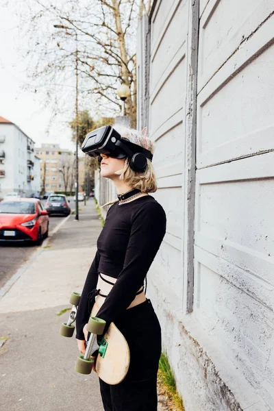 Young Nonconformist Skater Woman Outdoor Posing Using Goggles Exploring Metaverse — Stock Photo, Image