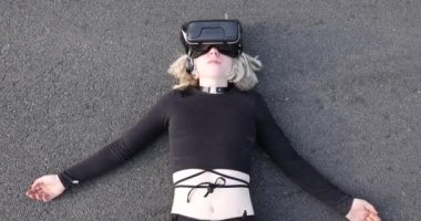 4K ultra HD ağır çekim genç konformist olmayan kadın artırılmış gerçeklik 3D kulaklığı kullanarak metaevreleri araştırıyor.