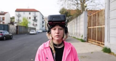 4k yavaş çekim genç kadın doğal güzellik makyaj yok metatik sosyal medya siber ortamında oynadıktan sonra 3 boyutlu kulaklık takmak