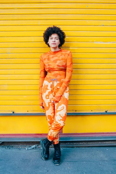 Selbstbewusst Stilvolle Junge Schwarze Frau Posiert Outdoor Cooles Outfit Blick — Stockfoto