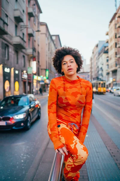 Coole Junge Schwarze Frau Afro Lockige Frisur Posiert Draußen Aussehende — Stockfoto