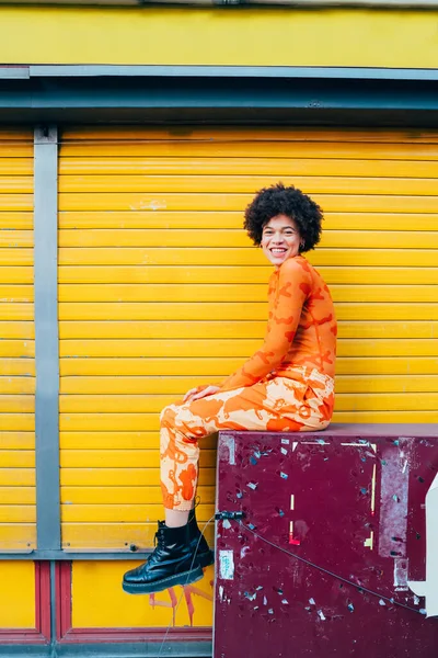 Genç Mutlu Siyahi Bir Kadın Dışarıda Oturmuş Gülümsüyor Eğleniyor — Stok fotoğraf