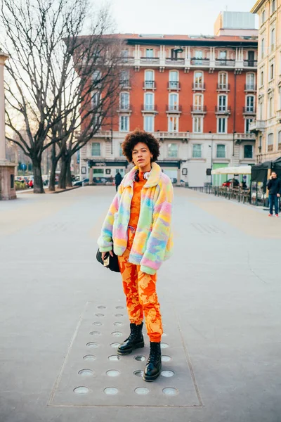 Giovane Afro Capelli Ricci Donna Posa All Aperto Spensierato Atteggiamento — Foto Stock