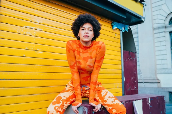 Αυτοπεποίθηση Κομψό Νεαρή Μαύρη Γυναίκα Θέτουν Υπαίθρια Δροσερό Ντύσιμο Αναζητούν — Φωτογραφία Αρχείου