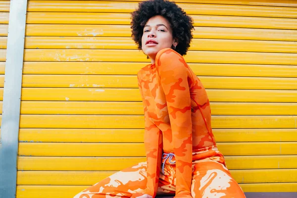 Junge Schwarze Lockige Frau Cooles Outfit Modisch Posiert Freien Suchen — Stockfoto