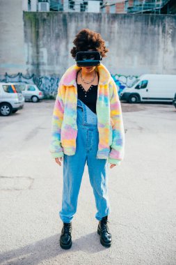 3 boyutlu gözlükler takan genç siyahi kadın dış görünüşü artırılmış gerçeklik kulaklığı sosyal medyadan keyif alıyor.