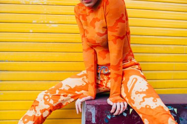 Tanımlanamayan genç bir kadın dışarıda şık ve şık bir şekilde poz veriyor.