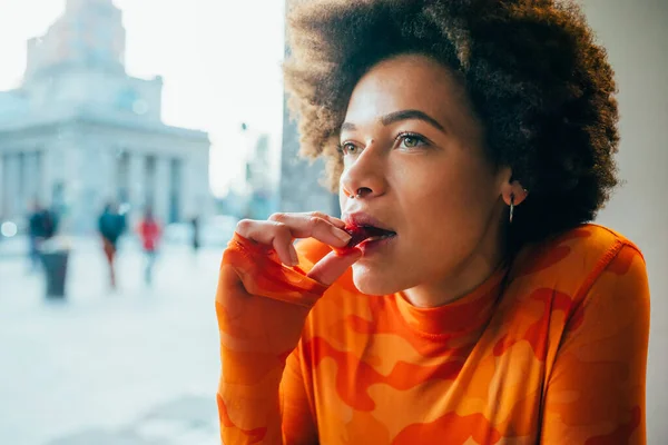 Wanita Muda Hitam Kontemplatif Termenung Makan Stroberi Menatap Melamun Tenang — Stok Foto