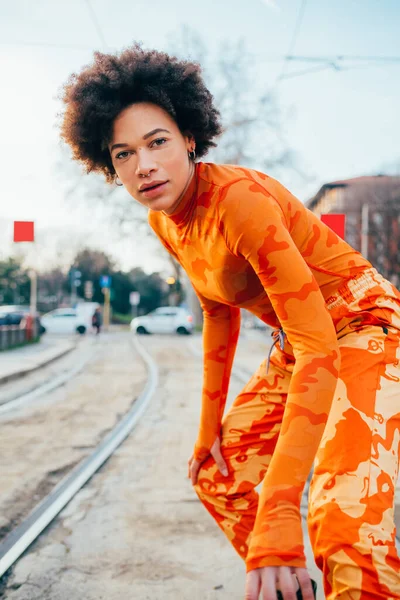 Alla Moda Elegante Giovane Donna Nera Posa All Aperto Forte — Foto Stock